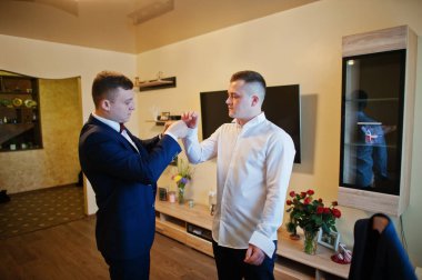 En iyi erkek yardım giyimi Damat Düğün gününde. 