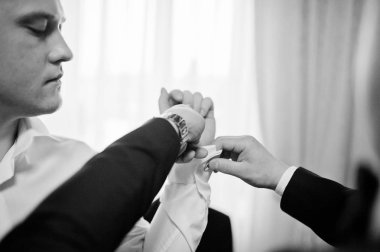 En iyi erkek yardım giyimi Damat Düğün gününde. Siyah ve beyaz 