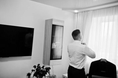 Genç güçlü düğün gününde papyon takan adam. Sabah gro