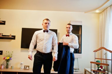 En iyi erkek yardım giyimi Damat Düğün gününde. 