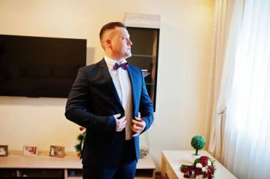 Düğün gününde genç şık güçlü adam. Sabah damat