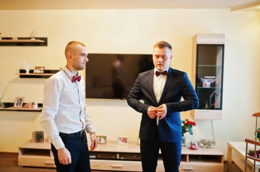 En iyi erkek yardım giyimi Damat Düğün gününde. 