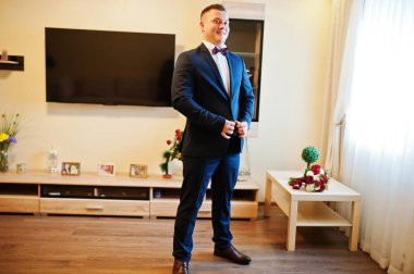 Düğün gününde genç şık güçlü adam. Sabah damat