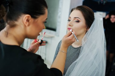 Genç kadın gelin ne profesyonel makyaj sanatçı olun