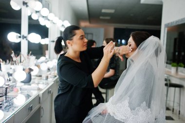 Genç kadın gelin ne profesyonel makyaj sanatçı olun