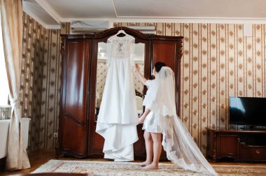 İpek elbise şirin esmer gelin gelinlik elleri ile.