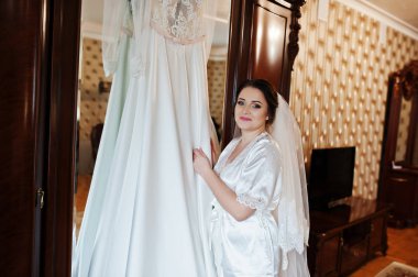 İpek elbise şirin esmer gelin gelinlik elleri ile.