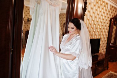 İpek elbise şirin esmer gelin gelinlik elleri ile.