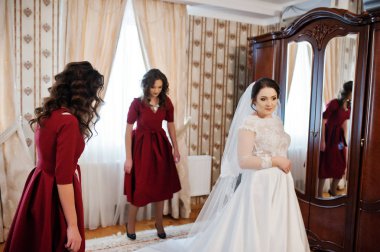 Gelin o iki genç ve güzel nedime kırmızı elbise giymek