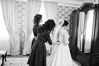 Gelin o iki genç ve güzel nedime kırmızı elbise giymek