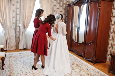 Gelin o iki genç ve güzel nedime kırmızı elbise giymek