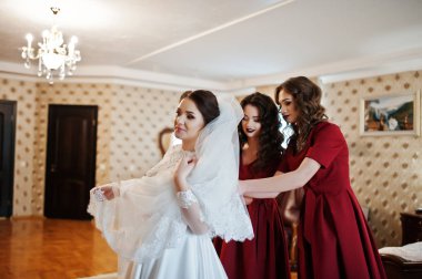 Gelin o iki genç ve güzel nedime kırmızı elbise giymek