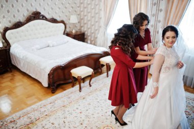 Gelin o iki genç ve güzel nedime kırmızı elbise giymek