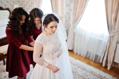 Gelin o iki genç ve güzel nedime kırmızı elbise giymek