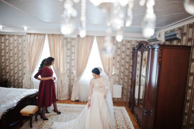 Gelin o iki genç ve güzel nedime kırmızı elbise giymek