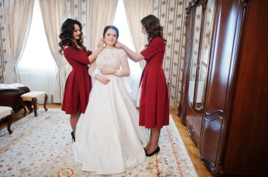 Gelin o iki genç ve güzel nedime kırmızı elbise giymek