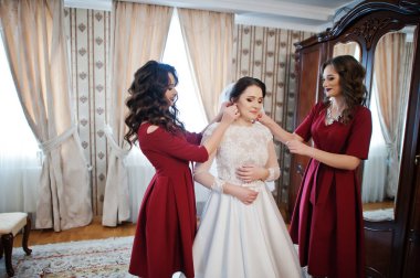 Gelin o iki genç ve güzel nedime kırmızı elbise giymek