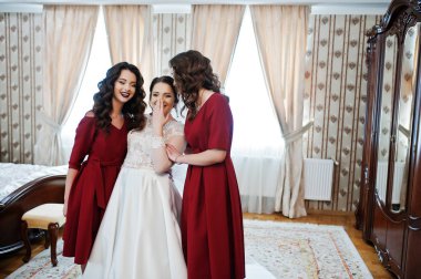 Kırmızı elbise odasında poz verdi iki şaşırtıcı nedime gelinle