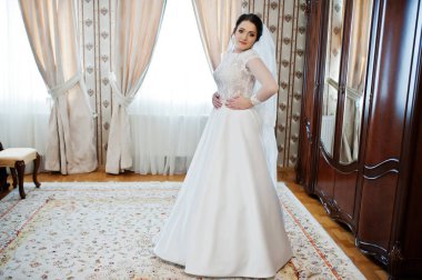 Genç esmer gelin odasını düğün gününde oluşturuyordu..