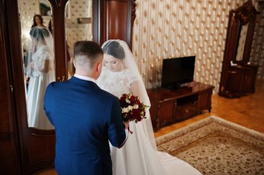 Onların düğün günü damat ve gelinin ilk toplantının dakika.