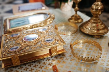 Kilisede düğün töreni gospel ile altın kron düğün.