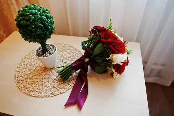 Buchet de nunta de trandafir rosu si alb si panglica pe masa — Fotografie, imagine de stoc