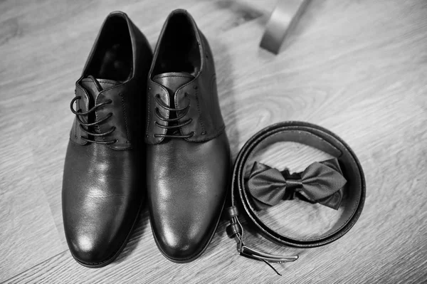 Кожаные туфли с ремнем и галстуком-бабочкой. Набор жениха — стоковое фото
