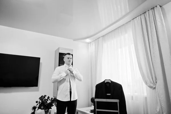 Young strong man wearing shirt on his wedding day. Morning groom — Stock Photo, Image