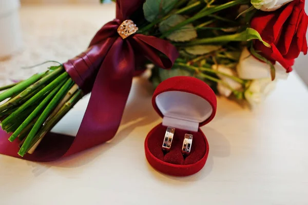 Buquê de casamento de rosa vermelha e branca e fita com ri casamento — Fotografia de Stock
