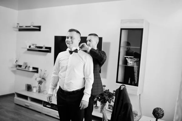 Το καλύτερο άνθρωπο βοηθώντας φθορά γαμπρού την ημέρα του γάμου. Μαύρο και άσπρο — Φωτογραφία Αρχείου