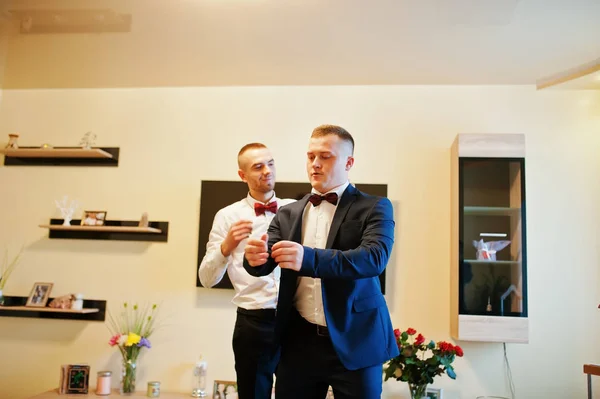 Nejlepší muž pomáhá oblečení ženicha v den své svatby. — Stock fotografie