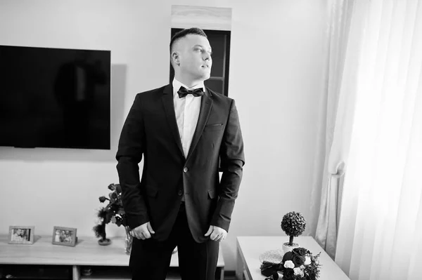Young stylish strong man on his wedding day. Morning groom. Blac — Stock Photo, Image