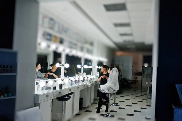 Maquiagem artista fazendo maquiagem profissional de jovem noiva ne — Fotografia de Stock