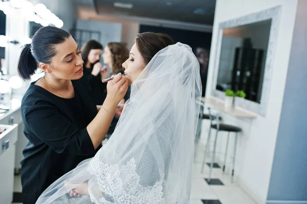 Maquillaje artista haciendo maquillaje profesional de mujer joven novia ne — Foto de Stock