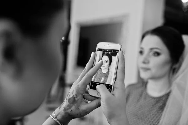 Trucco artista tiro al telefono trucco professionale di giovani wo — Foto Stock