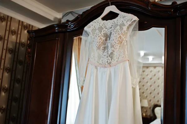 Csodálatos esküvői ruha a fogasok, fából készült szekrény a terem bri — Stock Fotó