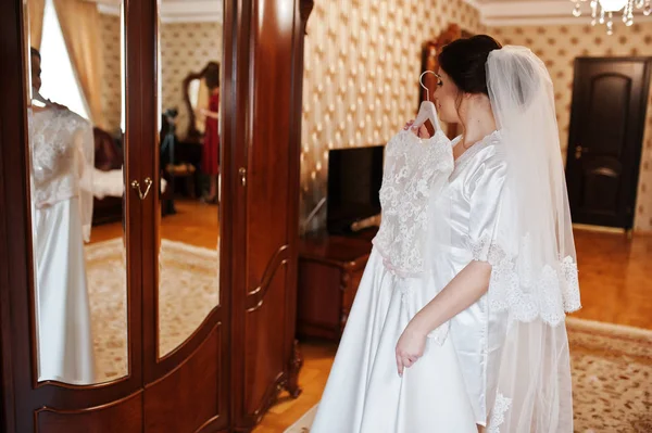 シルクのローブ手にウェディング ドレスとブルネットかわいい花嫁. — ストック写真