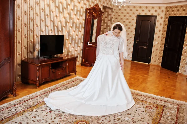 İpek elbise şirin esmer gelin gelinlik elleri ile.