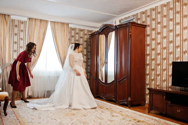 若くてゴージャスな花嫁介添人の結婚式で彼女の部屋に花嫁を着る — ストック写真