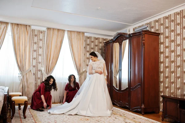 赤いドレスの上に 2 つ若いと豪華なブライドメイドは、彼の花嫁を着用します。 — ストック写真