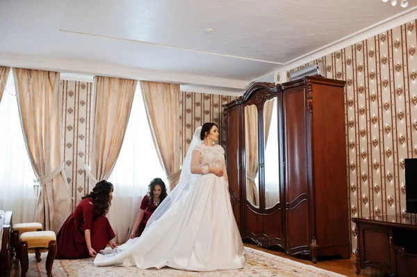 Gelin o iki genç ve güzel nedime kırmızı elbise giymek