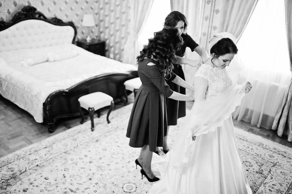 Gelin o iki genç ve güzel nedime kırmızı elbise giymek