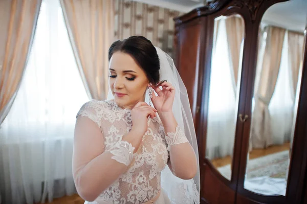 Young brunette bride posed on her room at wedding day. — Stock Photo, Image