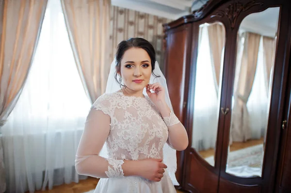 Jovem noiva morena posou em seu quarto no dia do casamento . — Fotografia de Stock