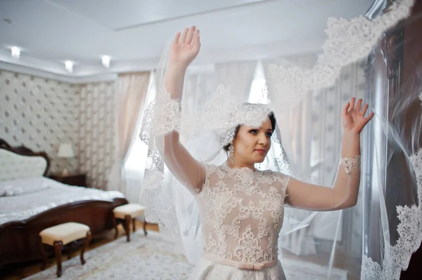 Jovem noiva morena posou em seu quarto no dia do casamento . — Fotografia de Stock