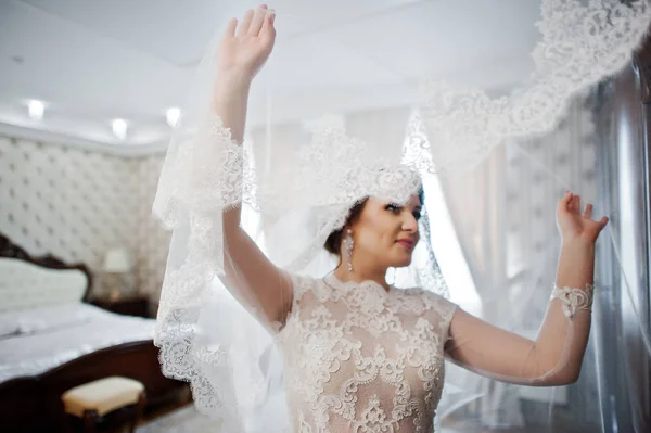 Jovem noiva morena posou em seu quarto no dia do casamento . — Fotografia de Stock