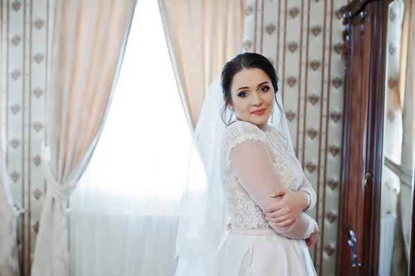 Young brunette bride posed on her room at wedding day. — Stock Photo, Image