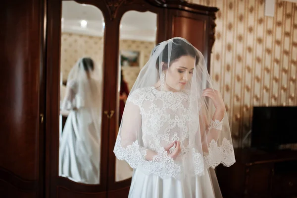 Jovem noiva morena posou em seu quarto no dia do casamento . — Fotografia de Stock