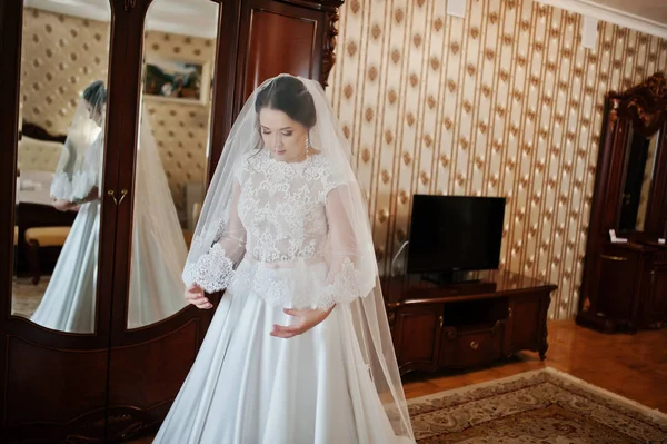 若いブルネットの花嫁は結婚式の日に彼女の部屋にもたらされる. — ストック写真
