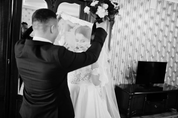 Στιγμή της πρώτη συνεδρίαση του γαμπρού και της νύφης την ημέρα του γάμου τους. — Φωτογραφία Αρχείου
